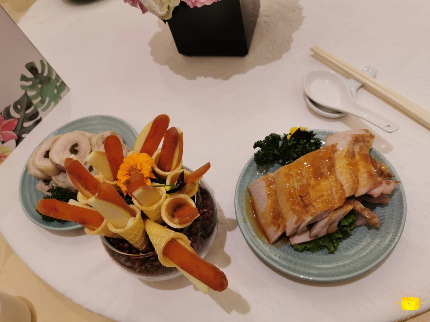 (由左而右) 剝皮辣椒雞捲 蘋果脆筒烏魚子 煙燻松阪豬