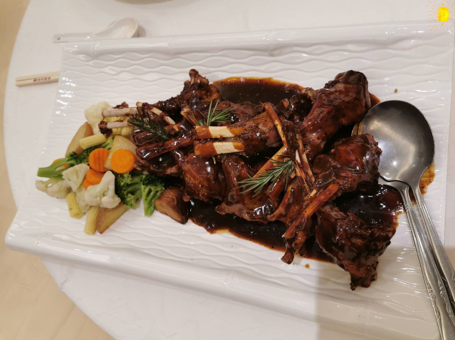 紐西蘭犢牛佐爐烤蔬菜(牛肉鮮嫩，醬汁鹹香順口)