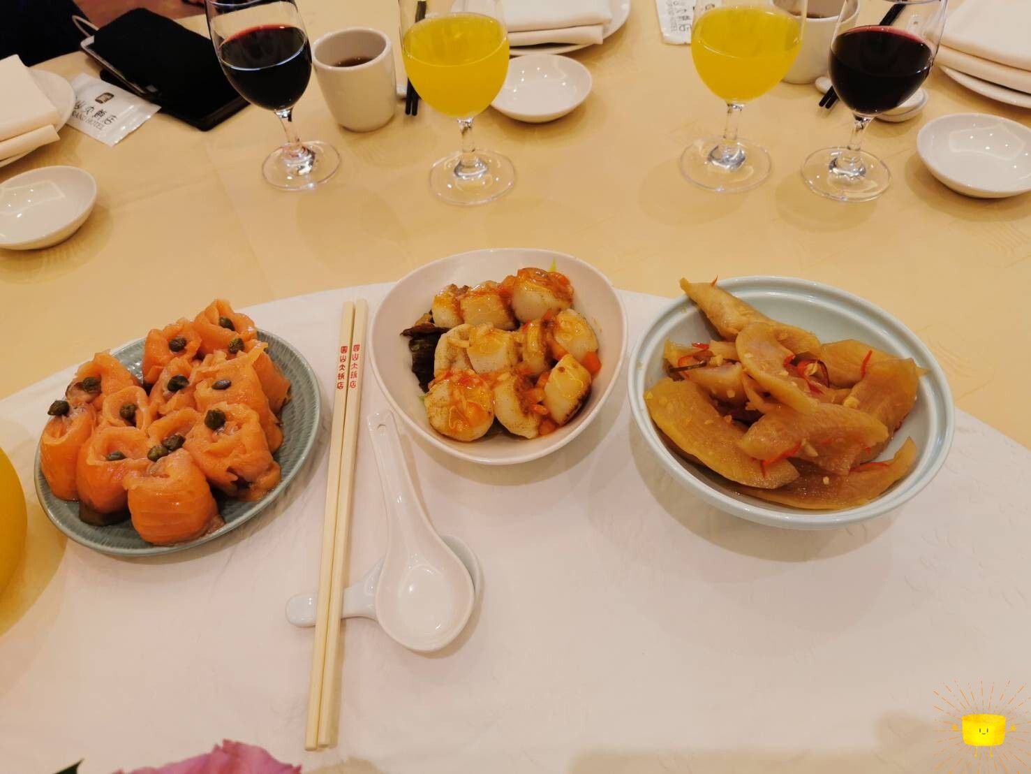 (由左而右) 酸豆鮭魚捲 莎莎醬干貝 閩式醬白玉